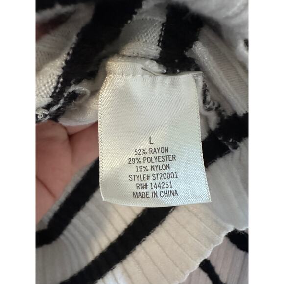 🌟 - This Blue Rain Cropped Button up black and white striped long sleeve size L - Picture 3 of 4